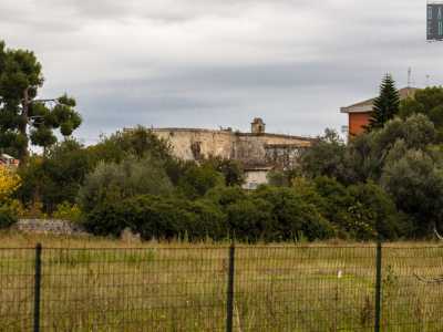 Qui, immerso in una zona verde, si pu� gi� scorgere lo storico edificio in pietra sormontato da un piccolo campanile